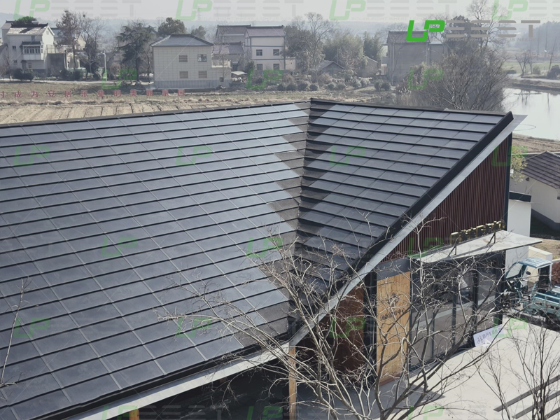 UPBEAT Proyecto de tejas solares BIPV después de 3 meses de lluvia y nieve, brilla maravillosamente, resistente al agua es el primero cuando se trata de construir proyectos fotovoltaicos integrados